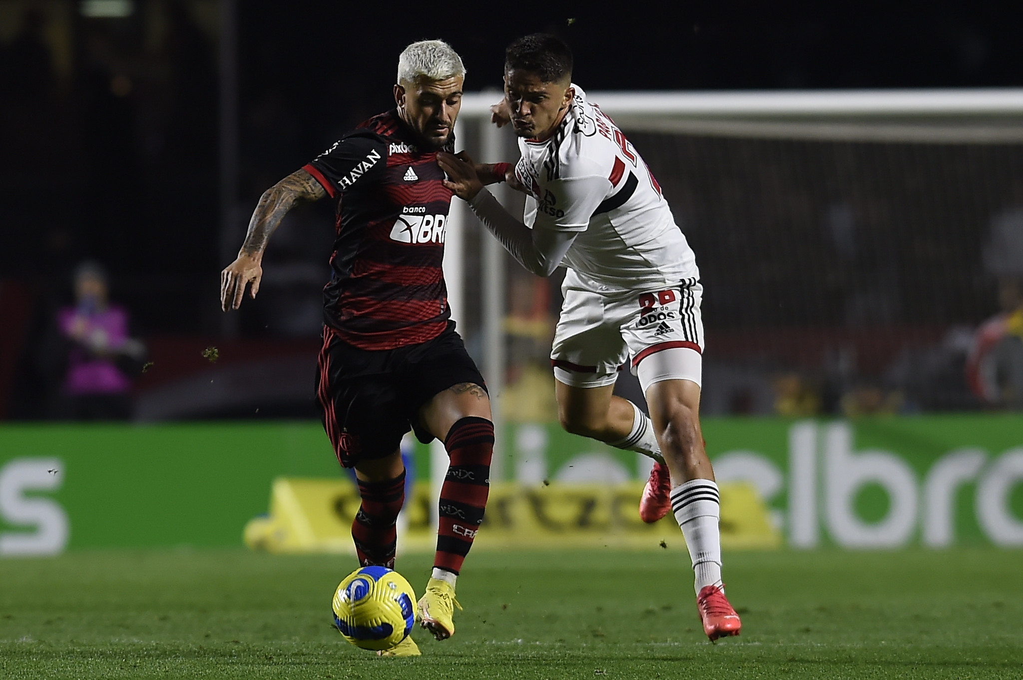 FLA VENCE NO MORUMBI