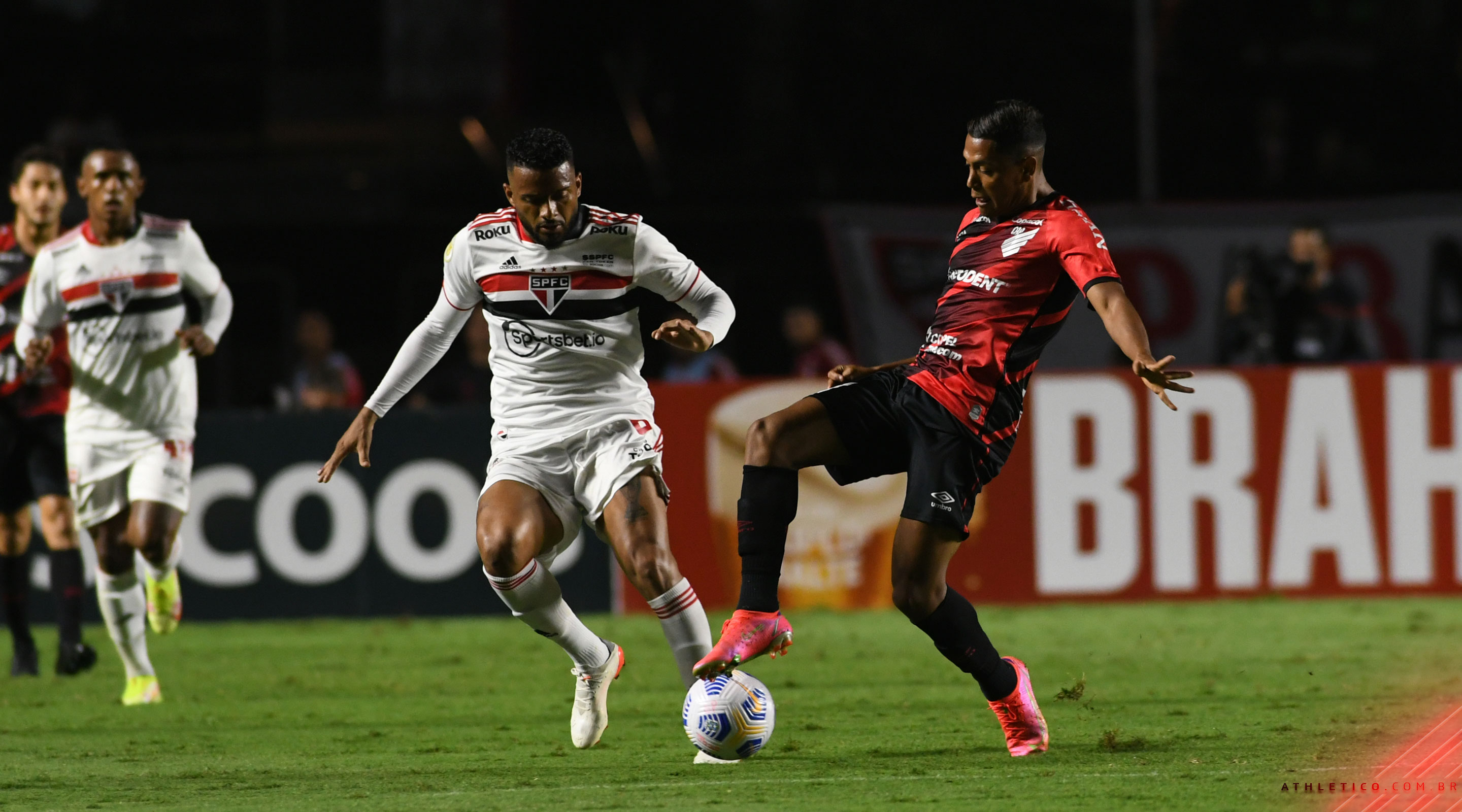 SÃO PAULO EMPATA COM FURACÃO EM 0 A 0 NO MORUMBI