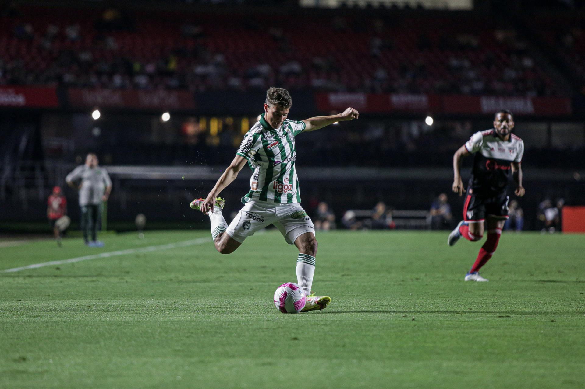 SP VENCE POR 3 A 1 NO MORUMBI