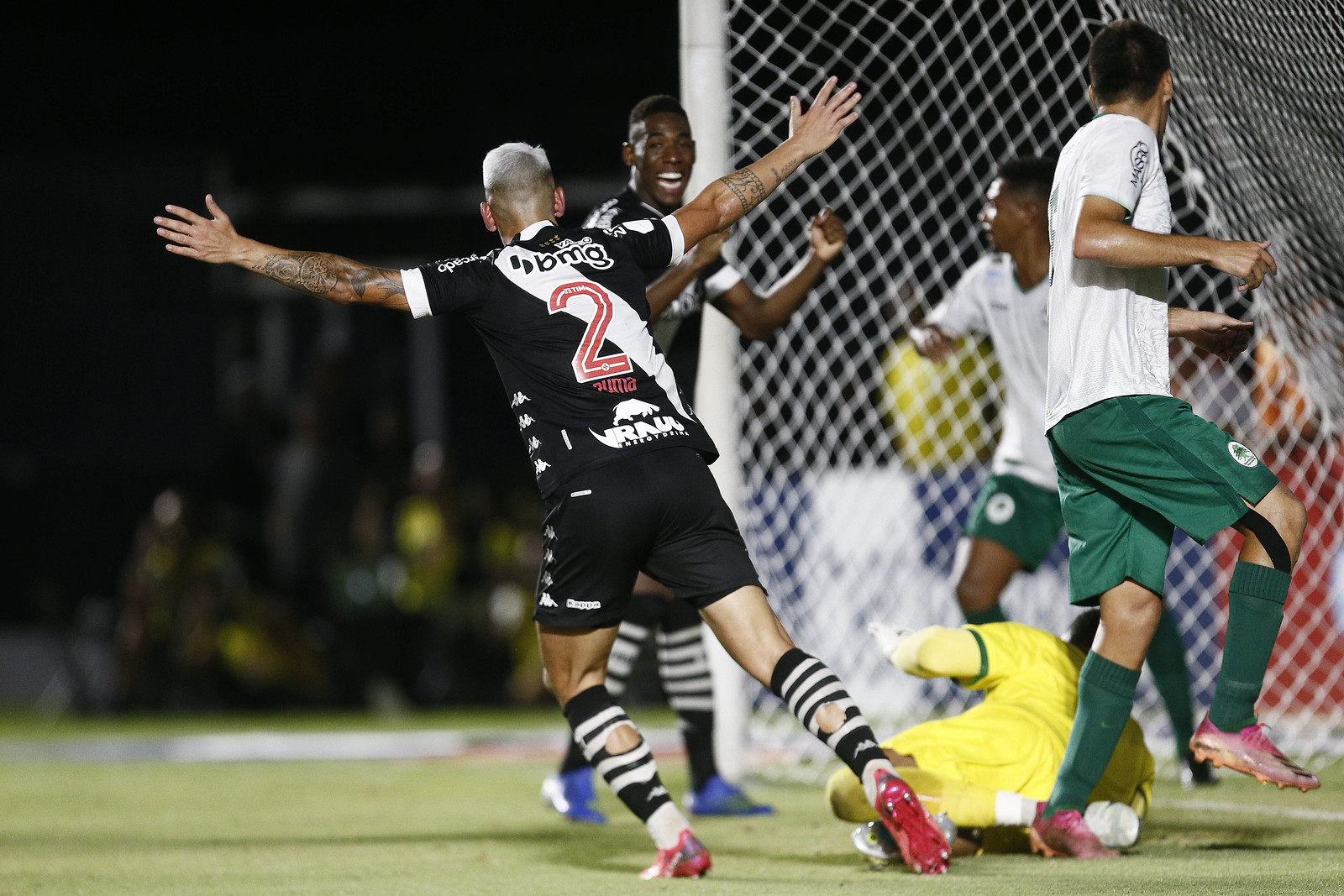 VASCO VENCE EM CASA!