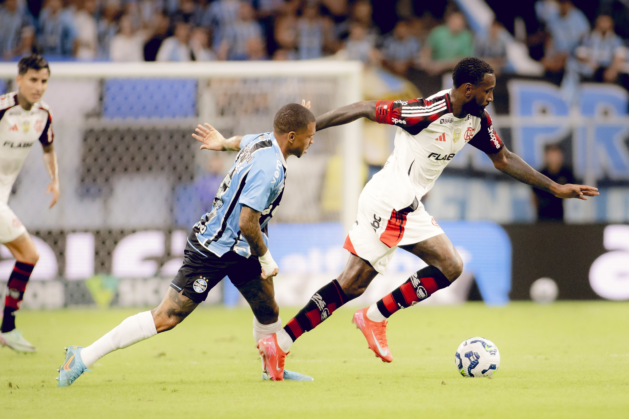 FLAMENGO VENCE POR 2 A 0