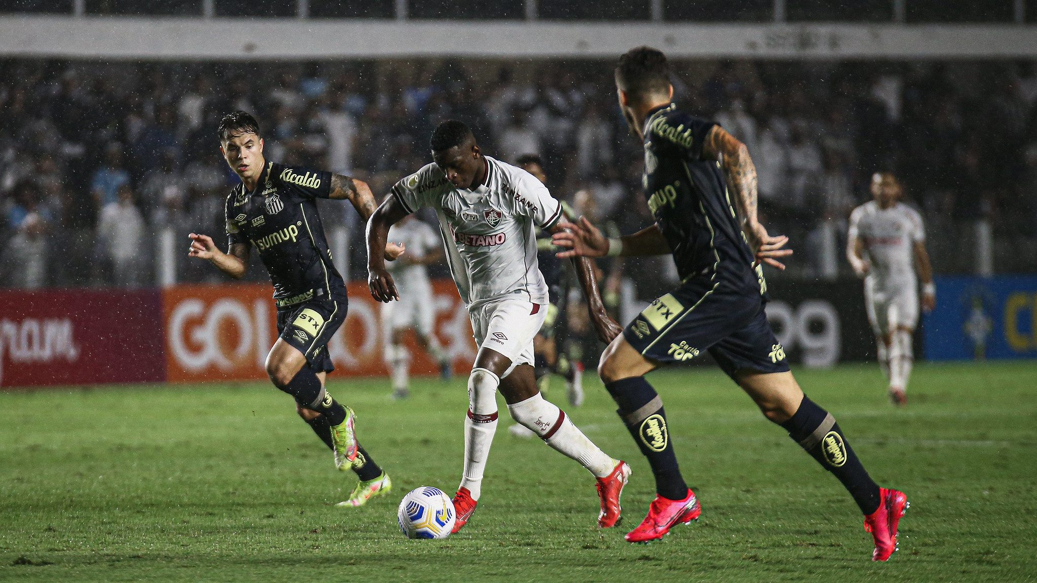 SANTOS VENCE NA VILA