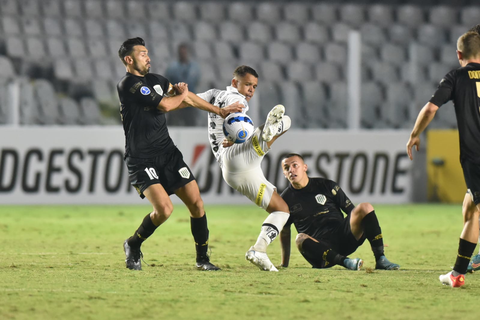 SANTOS FICA NO 1 A 1