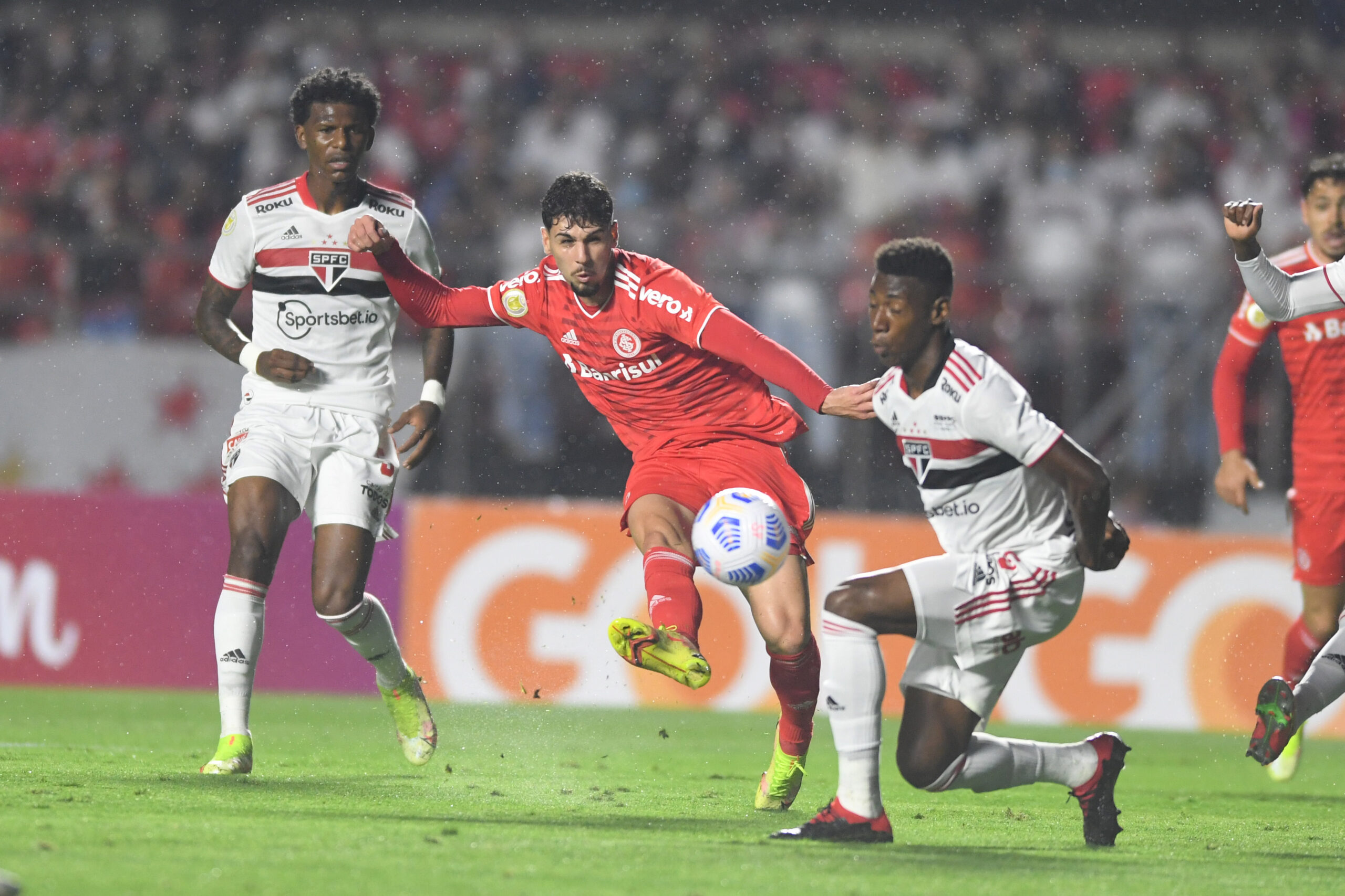 SÃO PAULO BATE O INTER POR 1 A 0 NO MORUMBI